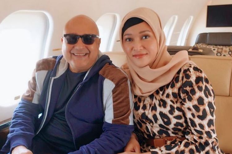 Pasangan suami istri Maia Estianty dan Irwan Mussry saat akan berangkat umrah.