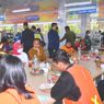 Makan Siang Bareng Pekerja Proyek IKN, Jokowi Ajak Ngobrol dan Beri Hadiah Sepeda