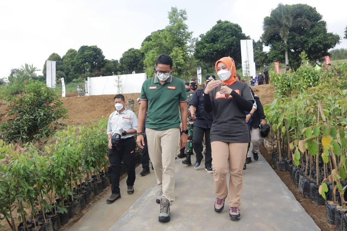 Wakil Ketua Divisi Percepatan Vaksinasi Satgas Penanganan Covid-19 Jabar sekaligus Pendiri Jabar Bergerak Atalia Praratya Ridwan Kamil saat mendampingi Menteri Pariwisata dan Ekonomi Kreatif Sandiaga Uno di Bogor, beberapa waktu lalu. 