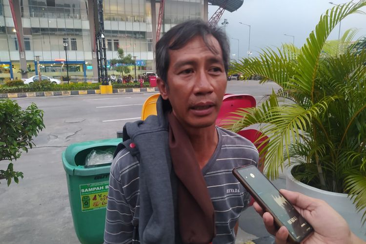 Aryo Winanda (46), pemudik jurusan Sidoarjo, Jawa Timur, yang berangkat dari Terminal Pulogebang, Jakarta Timur, pada Rabu (19/4/2023).