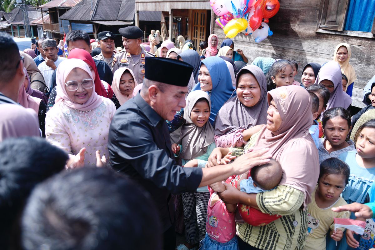 Calon Gubernur nomor urut 2 Edy Rahmayadi dan istrinya Nawal Lubis saat bertemu dengan warga Desa Pagur, Kecamatan Panyabungan Timur, Madina, Jumat (1/11/2024)