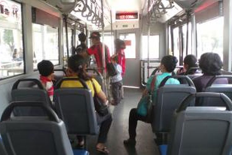 Penumpang di dalam bus Transjakarta Scania. Selasa (16/6/2015).