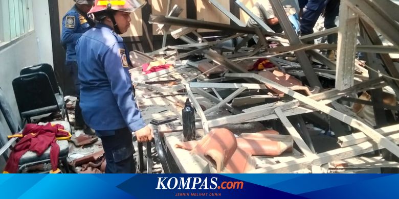 Atap Bangunan SMKN 1 Cileungsi Bogor Ambruk, 31 Orang Luka-luka