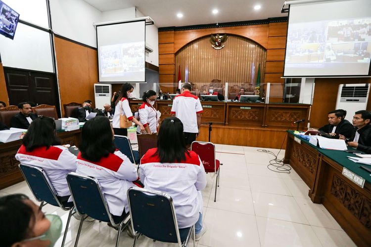 Saksi Devianita Hutabarat (adik Brigadir J), Rosti Simanjuntak (ibunda Brigadir J) dan Samuel Hutabarat (ayah Brigadir J) saat mengikuti persidangan dengan terdakwa Richard Eliezer Pudihang Lumiu di Pengadilan Negeri, Jakarta Selatan, Selasa (25/10/2022). Sebanyak 12 orang termasuk pihak keluarga Nofriansyah Yosua Hutabarat atau Brigadir J dihadirkan jaksa penuntut umum (JPU) sebagai saksi.