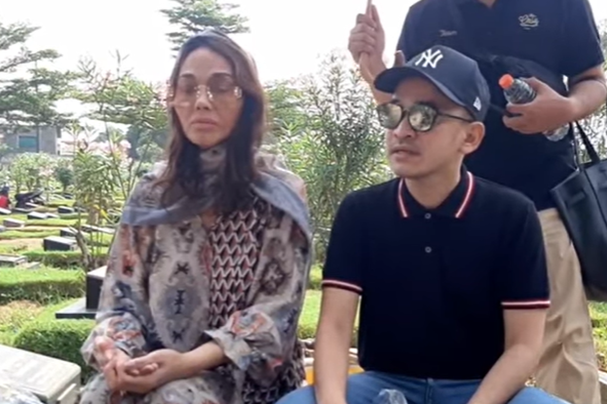 Ruben Onsu dan Bunda Corla di makam Olga Syahputra