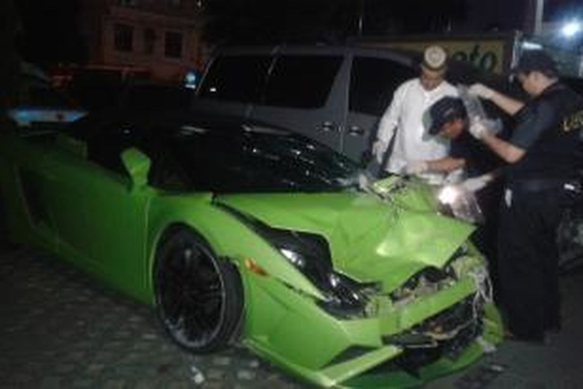 Tim Labfor Mabes Polri dan Kasat Lantas Polres Metro Jakarta Utara tengah mengambil sampel dari mobil Lamborghini milik Hotman Paris Hutapea.