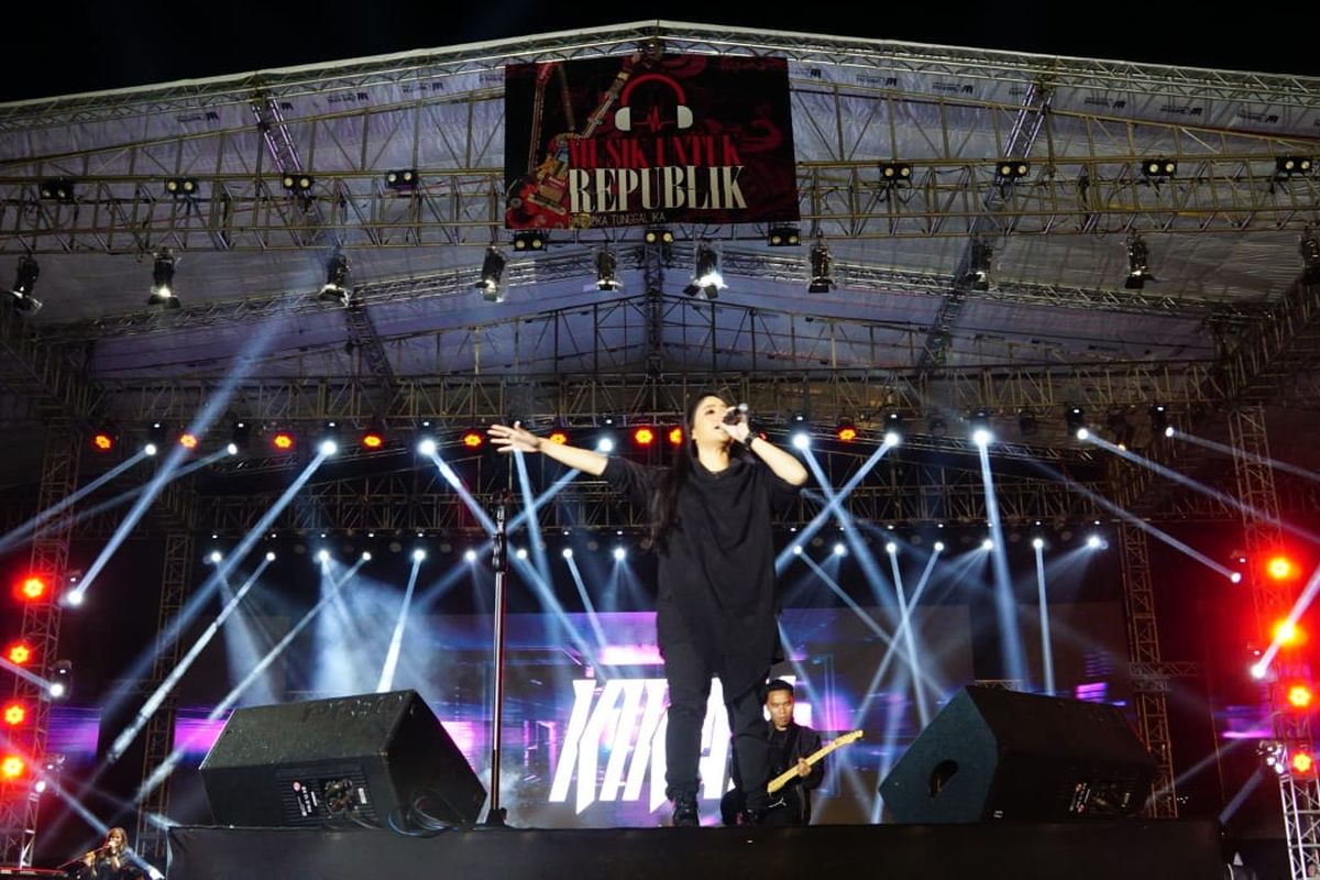 Kikan Namara tampil di Konser Musik Untuk Republik di Buperta Cibubur, Jakarta Timur, Minggu (20/10/2019).