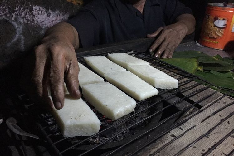 Pak Nasik tengah memanggang uli di warungnya, Depok, Jawa Barat.