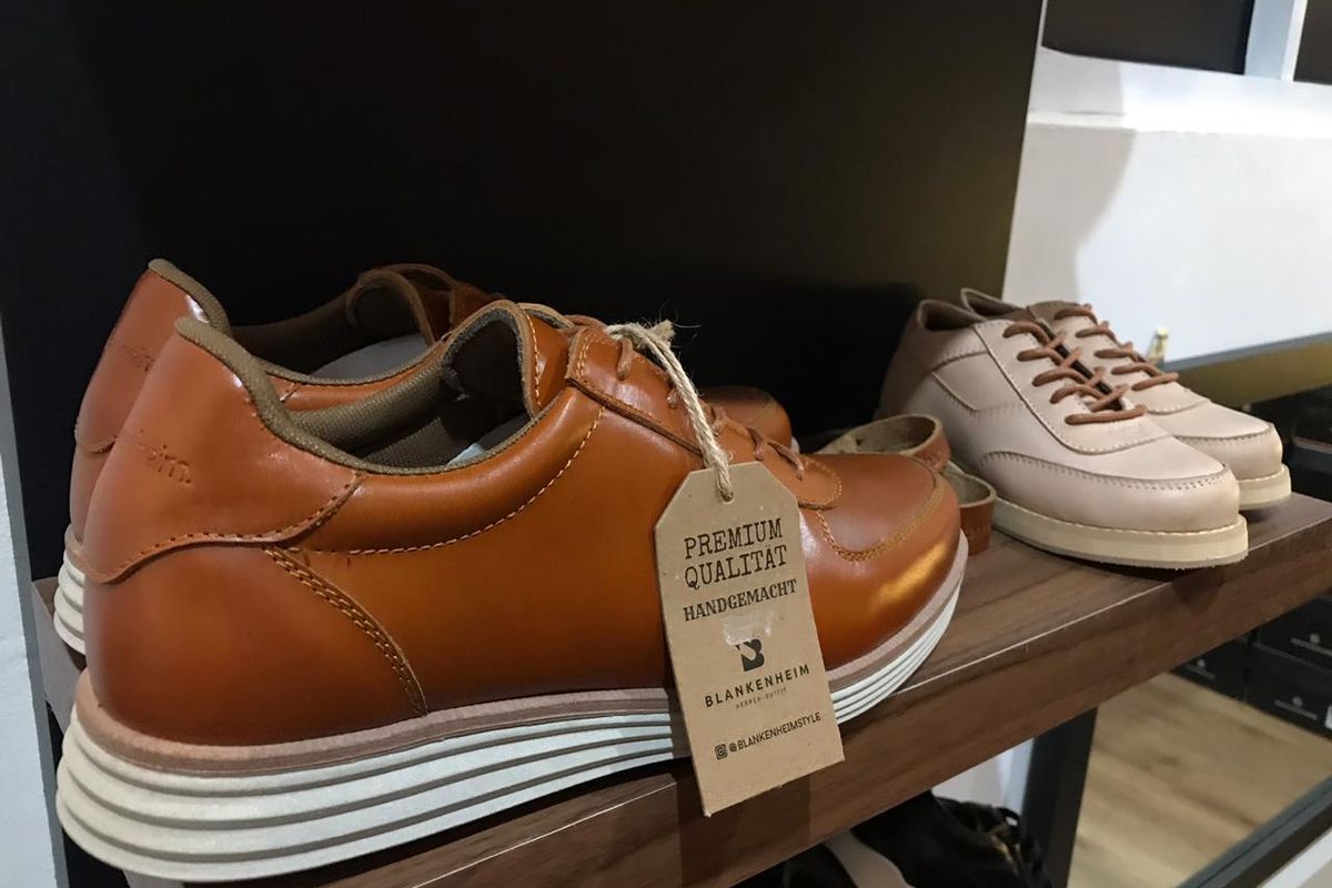 Model sneaker kulit Blankenheim, banyak diburu konsumen karena trendi dan bisa digunakan dalam berbagai acara baik formal maupun casual. 