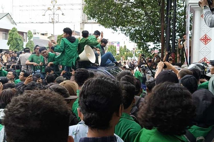 3 Mahasiswa Unimal Aceh Terluka Saat Demo Tolak RUU Pilkada
