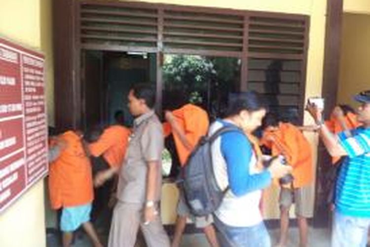 Lima Pelajar Sekolah Menengah Atas diamankan Polsek Gading Cempaka karena menggunakan barang haram jenis ganja