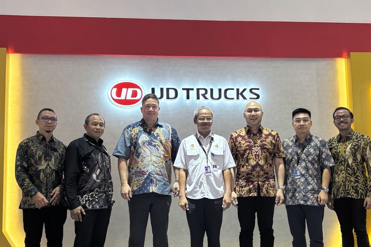 Talkshow UD Trucks Indonesia bersama narasumber Yusuf Nugroho, S.T., M.T., - Direktur Sarana dan Transportasi Jalan, Ditjen Perhubungan Darat, Kementerian Perhubungan RI di GIIAS 2025, membahas teknologi dan keselamatan kendaraan niaga