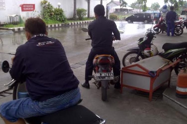 SPBU menjadi tempat yang lebih aman untuk berteduh bagi pengendara motor.