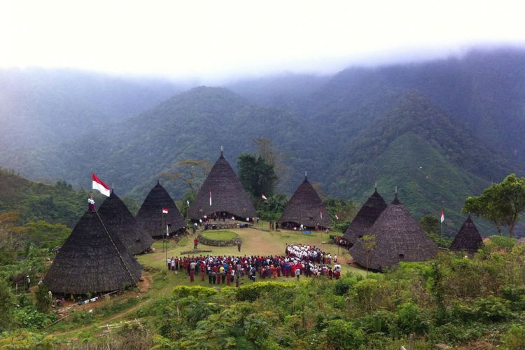 Upacara peringatan HUT ke-72 Kemerdekaan Indonesia di perkampungan adat tradisional Wae Rebo di dataran tinggi Manggarai, NTT, Kamis (17/8/2017).