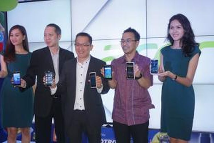 Petinggi Acer sedang memamerkan tiga smartphone terbarunya
