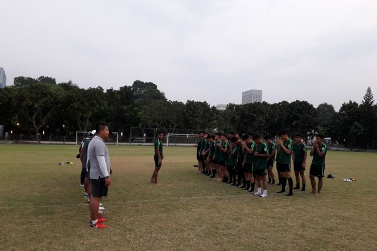 Tim Nasional U-19 saat mengadakan latihan di Lapangan ABC, Senayan, Jakarta, Rabu (3/10/2018).