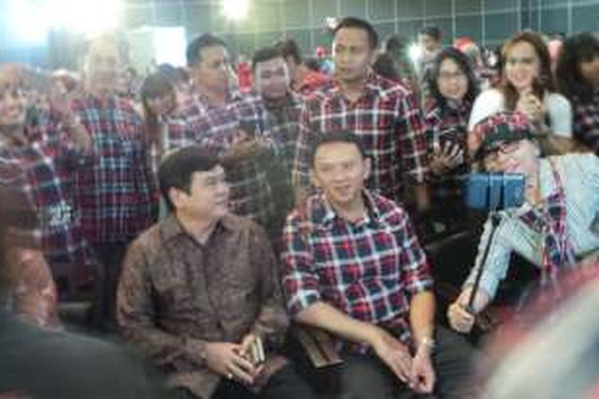 Calon gubernur DKI Jakarta Basuki Tjahaja Purnama (pakai baju kotak-kotak) bersama sang adik, Basuri Tjahaja Purnama di acara bedah buku 