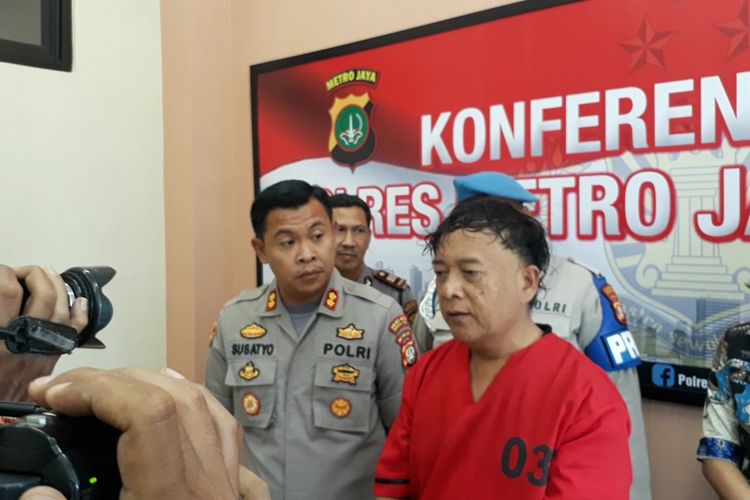 Pelaku Sodomi anak di bawah umur, Susmanto (52) berbaju tahanan merah saat digelar konferensi pers di Polres Jakarta Pusat, Jumat (8/11/2019)