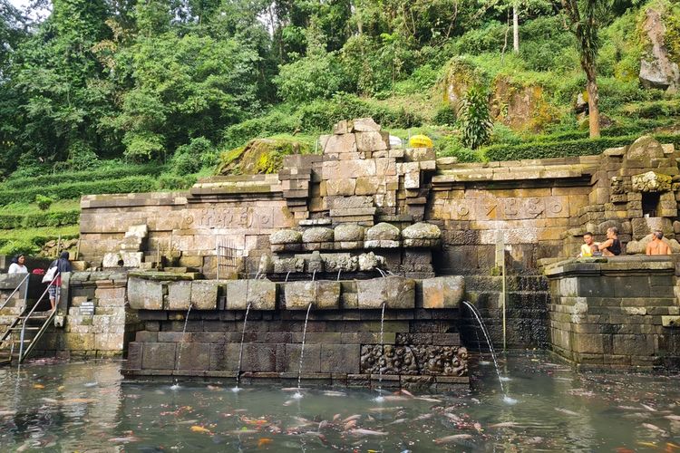 Pertirtaan Jalatunda atau Candi Jolotundo, di Jawa Timur. Prasasti aksara kwadrat tertua.  