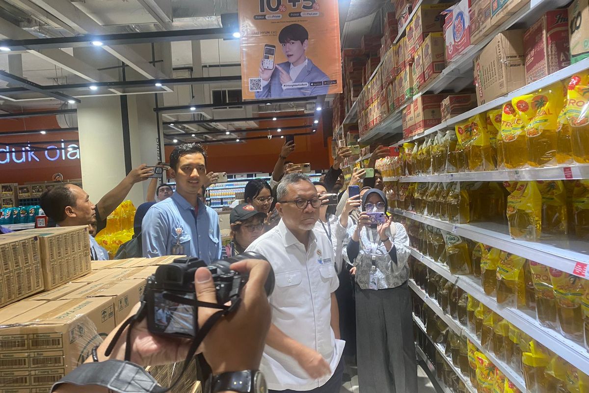 Menteri Perdagangan Zulkifli Hasan saat mengunjungi ritel Transmart Kota Kasablanka di Jakarta, Senin (19/2/2024).