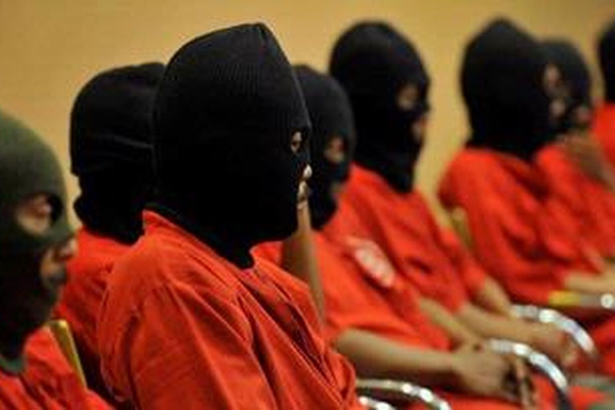 Tersangka sindikat penipuan penerimaan Calon Pegawai Negeri Sipil (CPNS) yang berhasil diungkap polisi ditunjukkan kepada wartawan di Mapolresta Surabaya, Selasa (2/11/2010).