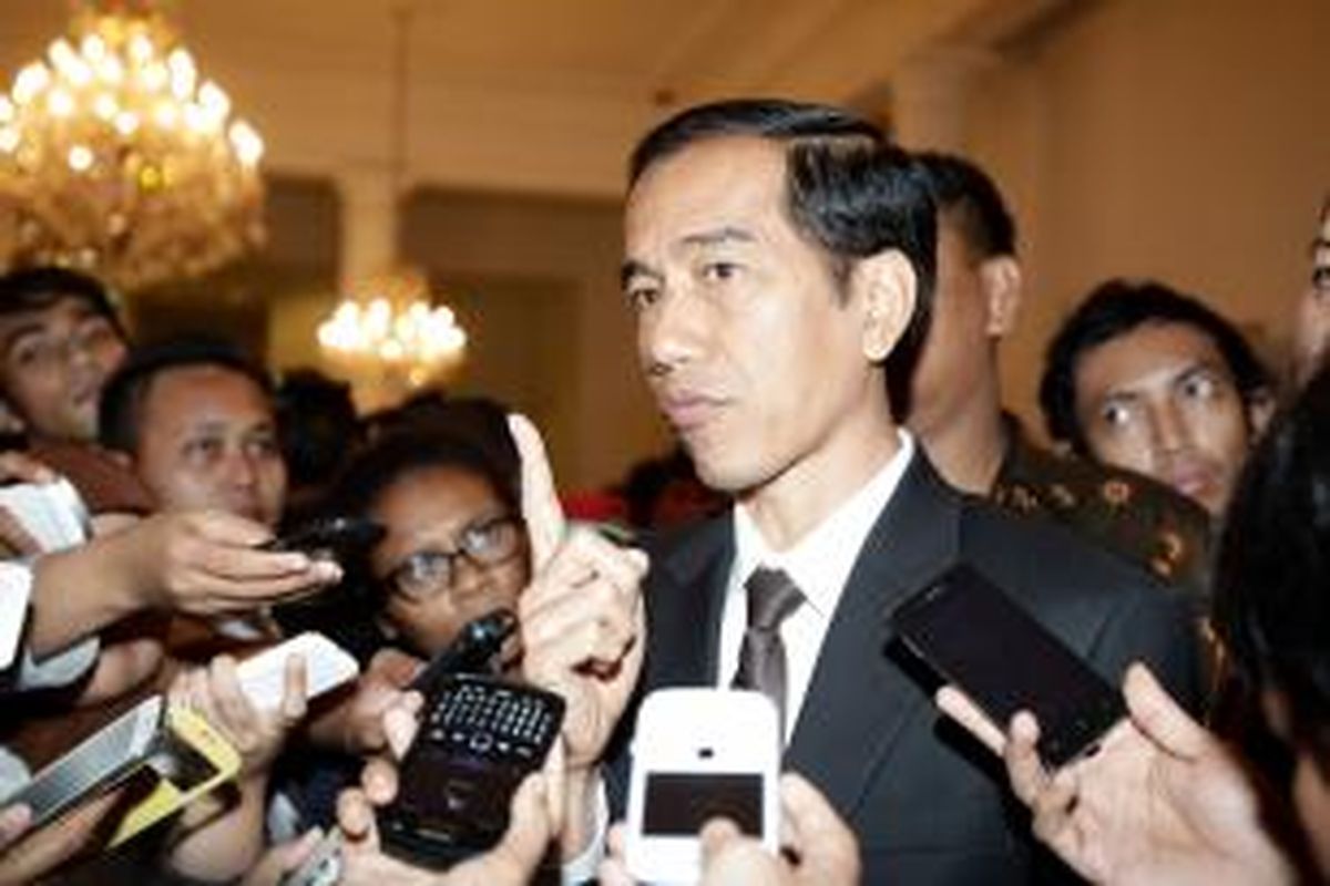 Gubernur DKI Jakarta Joko Widodo (Jokowi) memberikan keterangan kepada wartawan seusai acara penandatanganan perjanjian kerja sama antara Ditjen Pajak Kemenkeu dan Pemprov DKI Jakarta, di Balaikota Jakarta, Senin (17/3/2014). Jokowi masih menjalani fungsinya sebagai gubernur setelah ditunjuk menjadi calon presiden oleh Ketua Umum Partai Demokrasi Indonesia Perjuangan, Megawati Soekarnoputri. KOMPAS IMAGES/RODERICK ADRIAN MOZES