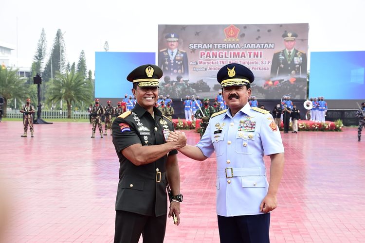 Jabatan Panglima TNI resmi diserahkan dari Marsekal Hadi Tjahjanto kepada Jenderal Andika Perkasa dalam prosesi serah terima jabatan (sertijab) yang berlangsung di Mabes TNI, Jakarta, Kamis (18/11/2021).