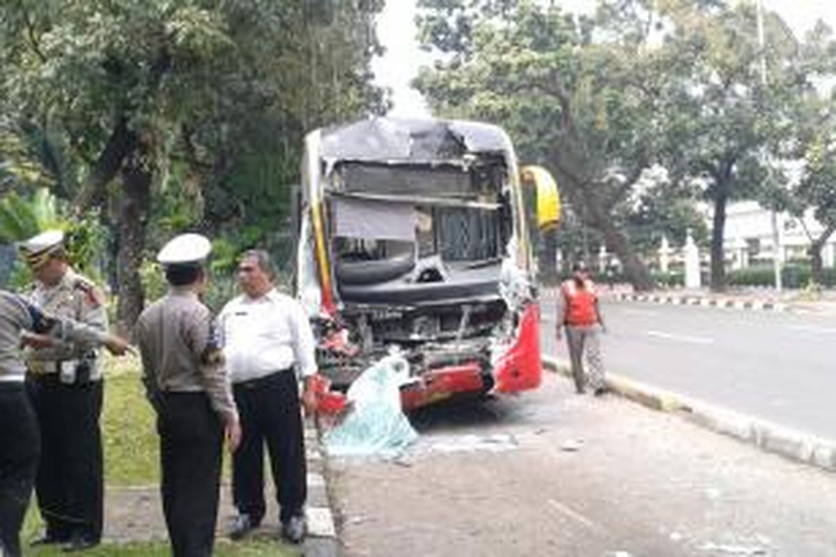 Salah satu bus transjakarta korban tabrakan beruntun di dekat Halte Monas, Jakarta Pusat, Senin (16/6/2014).