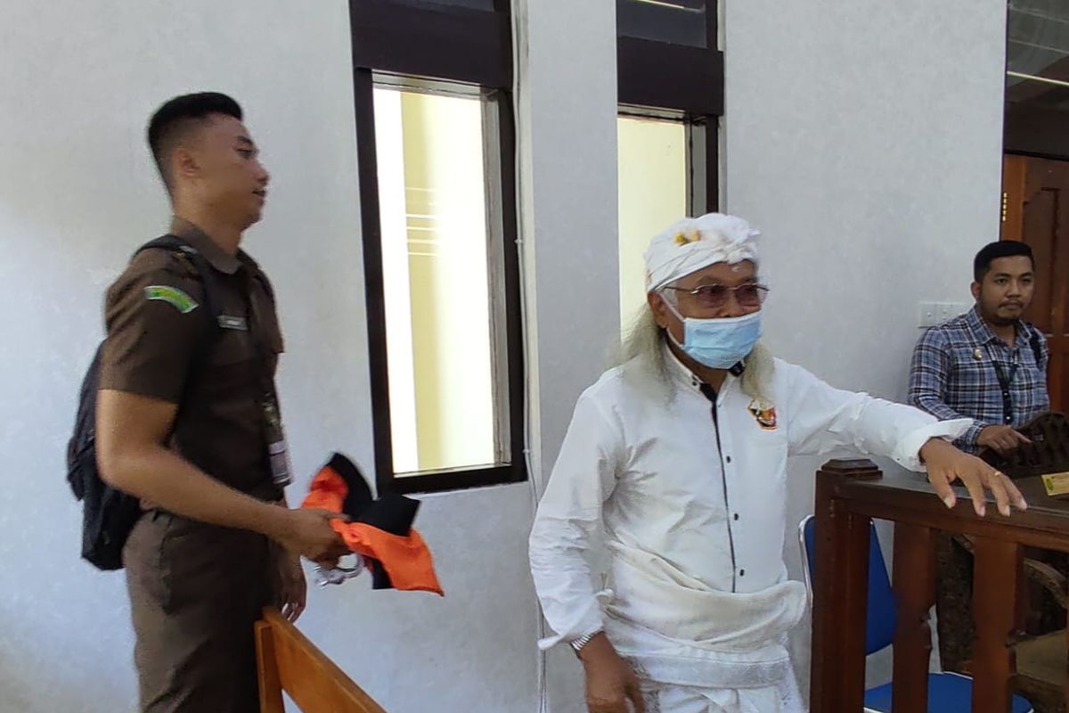 Mantan Kepala Lembaga Perkreditan Desa (LPD) Desa Adat Ungasan, Kuta Selatan, Badung, Ngurah Sumaryana (62),  usai menjalani sidang terkait kasus dugaan korupsi Rp 26,8 miliar dengan agenda putusan dari majelis hakim Pengadilan Tipikor pada Pengadilan Negeri (PN) Denpasar Kamis (19/1/2023). Kompas.com/ Yohanes Valdi Seriang Ginta