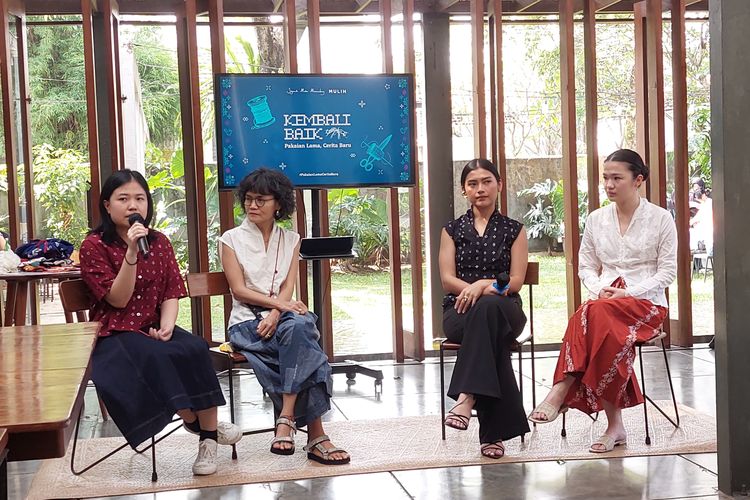 Co-Founder Mulih Suzanne Sarah (kedua dari kanan) dalam sesi talkshow Kembali Baik ?Pakaian Lama, Cerita Baru?, di Kemang, Sabtu (20/4/2024).