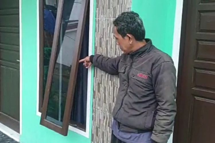 Salah satu warga menunjukkan jendela yang didongkel pencuri, Rabu (26/10/2022). Sebanyak tujuh rumah dibobol pencuri di Perumahan Aster, Bandar Lampung.