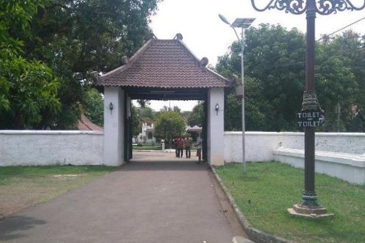 Salah satu gerbang Keraton Kasepuhan, Cirebon yang menuju ke kawasan di luar tembok keraton. Menurut para pemandu wisata dan abdi dalem pembangunan beberapa gerbang keraton ini menggunakan dasar-dasar kebudayaan Feng Shui.