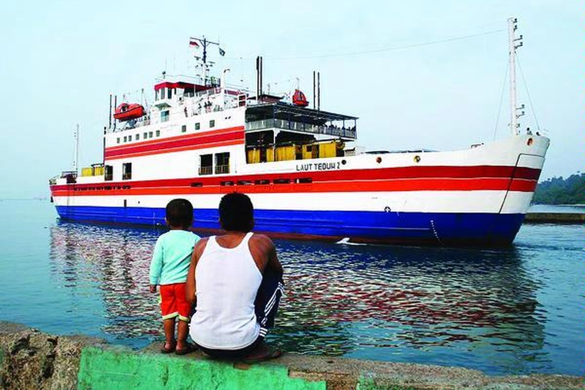 Aktivitas sandar feri di Pelabuhan Merak, Banten, menjadi pemandangan bagi penduduk setempat. Pemerintah bekerja sama dengan pihak swasta berniat membangun Jembatan Selat Sunda yang menghubungkan Pulau Jawa dan Sumatera dengan dana Rp 117 triliun. Dana sebesar ini sebenarnya bisa untuk pengadaan 208 feri baru yang bisa menghubungkan sejumlah pulau di Indonesia.