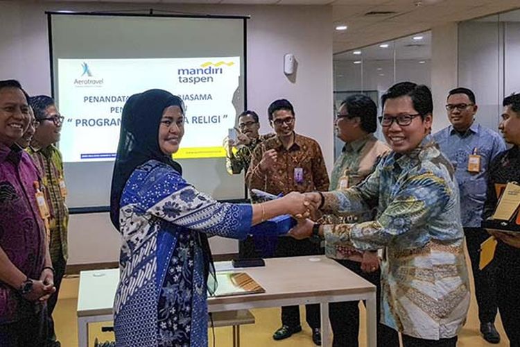 Direktur Bank Mantap Nurkholis Wahyudi (kanan) dan Direktur
Aerotravel Rosyinah (kiri) dalam penandatangan kerjasama wisata religi.
Kerjasama ini diharapkan meningkat layanan kepada nasabah aktif maupun
pensiun PNS dan TNI/Polri.