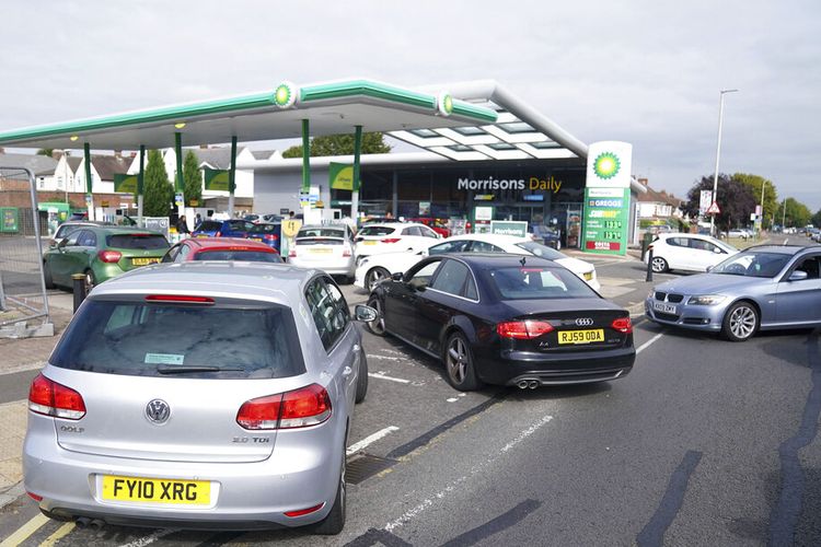 Mobil-mobil mengantre di luar pompa bensin Leicester, Inggris, Sabtu (25/9/2021). Kelangkaan BBM di Inggris terjadi karena kurangnya pengemudi truk untuk mengangkut bahan bakar, dampak dari Brexit dan pandemi Covid-19
