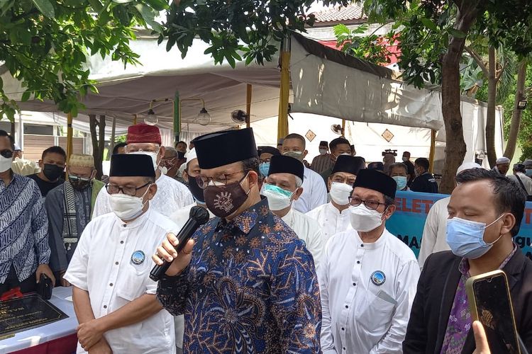Gubernur DKI Jakarta Anies Baswedan saat menghadiri peletakan batu pertama pembangunan Masjid At-Tabayyun, Taman Villa Meruya, Jakarta Barat, Jumat (27/8/2021). 