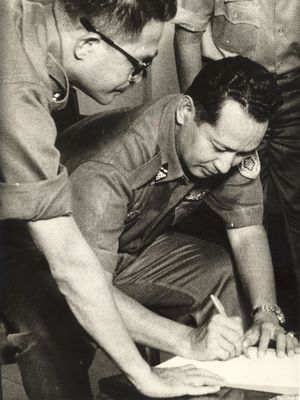 Presiden Soeharto saat menandatangani tanda terima Supersemar.
