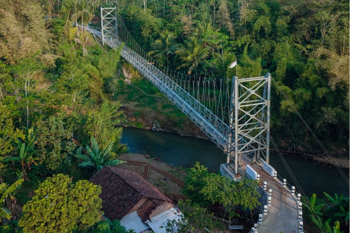 Jembatan Suropadan terletak di Desa Suropadan, Kabupaten Temanggung, Jawa Tengah, dengan panjang 90 meter dan lebar 2,5 meter. Keberadaan Jembatan Gantung Suropadan menghubungkan Desa Suropadan di Kecamatan Pringsurat, Temanggung, ke Desa Kalikuto di Kecamatan Grabag, Kabupaten Magelang. Kedua wilayah yang dipisahkan Sungai Elo.
