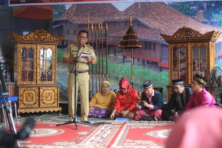 Tradisi ngobeng atau ngidang makan bersama khas Palembang akan didaftarkan pemerintah setempat ke UNESCO sebagai Warisan Budaya Tak Benda (WBTB) .