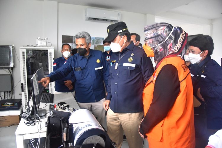 Menteri Energi Sumber Daya Mineral (ESDM) Arifin Tasrif berkunjung ke  Pos Pengamatan Gunung  Semeru di Gunung Sawur Desa Sumberwuluh, Lumajang Jumat (17/12/2021)