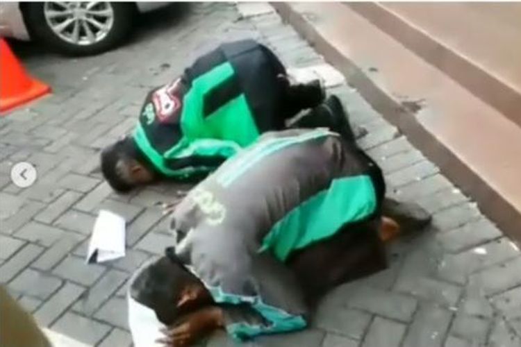 Dua mitra Grab di Semarang sujud syukur setelah mengetahui dapat umroh gratis.