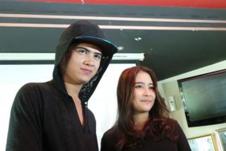 Aliando Syarief bersama Prilly Latuconsina diabadikan usai wawancara di Cilandak Town Square, Jakarta Selatan, Kamis (12/3/2015).