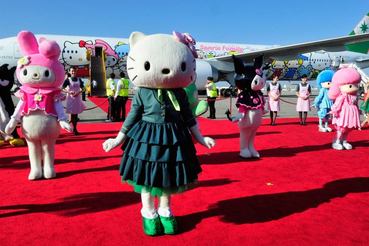 Hello Kitty dan penari lainnya merayakan kedatangan pesawat EVA Boeing 777-300ER Hello Kitty Jet di Bandara LAX, Los Angeles, California