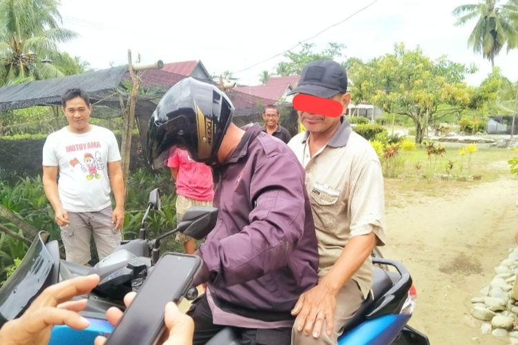 Seorang pria Dusun Kalosso, Desa Pute Mata Kecamatan Malangke, Luwu Utara, Sulawesi Selatan . berinisial AM (50) menikam AS (24).Rabu (7/9/2022)