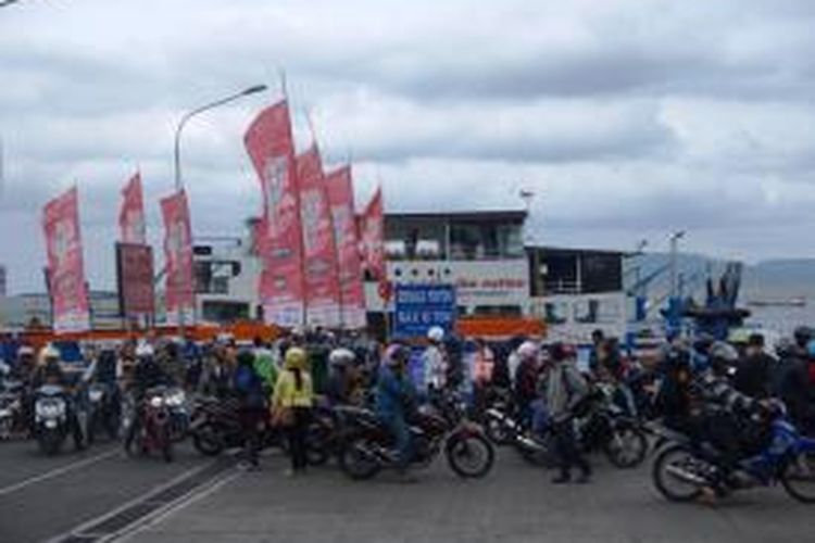 Pemudik yang baru turun dari kapal di Pelabuhan Ketapang Banyuwangi Jumat (25/7/2014)