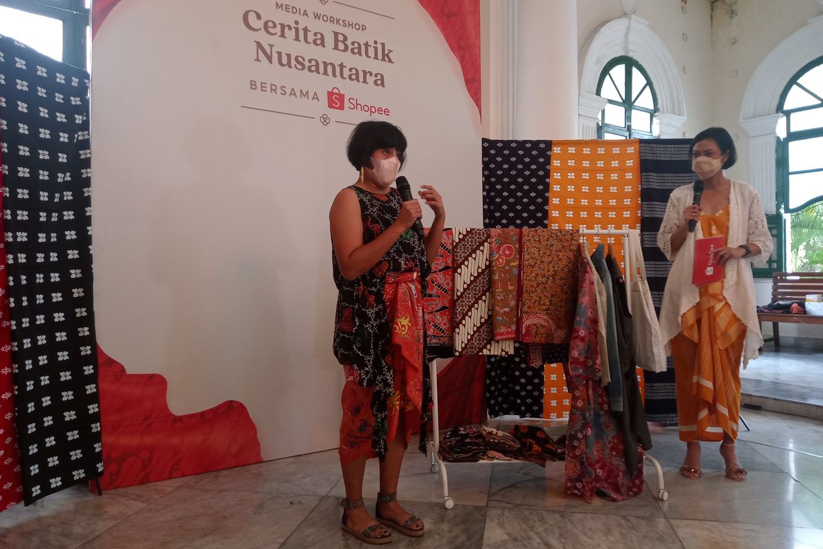 Monique Hardjoko berbicara dalam workshop media bertajuk Cerita Batik Nusantara bersama Shopee di Museum Tekstil Jakarta, Jumat (30/9/2022).
