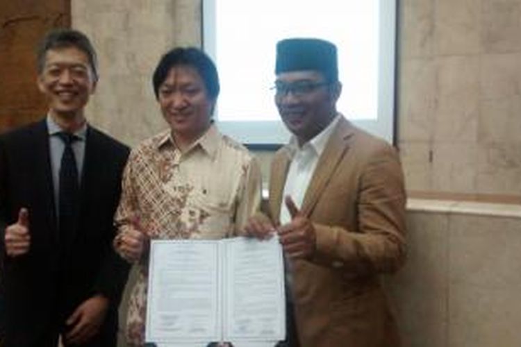 Wali Kota Bandung, Ridwan Kamil, menandatangani nota kesepahaman kerjasama antara Pemerintah Kota Bandung dengan Japan Smart Community Aliance Concerning (JSCA), Jumat (5/12/2014).