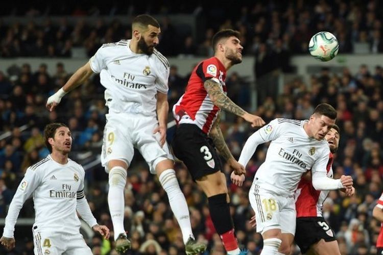 Karim Benzema dan Luka Jovic dari Real Madrid melompat untuk sundulan dengan Unai Nunez dari Athletic Club selama pertandingan Liga antara Real Madrid CF dan Athletic Club di Estadio Santiago Bernabeu