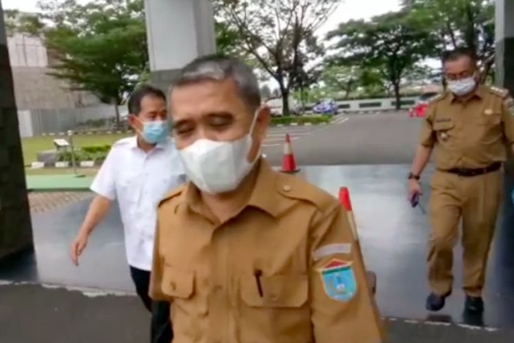 Wakil Bupati Ogan Ilir, Ardani yang menggunakan baju dinas usai menjalani pemeriksaan di gedung Kejaksaan Tinggi (Kejati) Sumatera Selatan terkait mangkraknya pembangunan masjid Sriwijaya Palembang, Senin (28/6/2021).