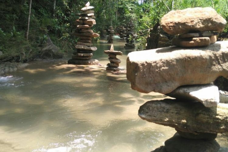 Batu bertumpuk di Sungai Brongkol, Sedayu, Bantul, Yogyakarta.